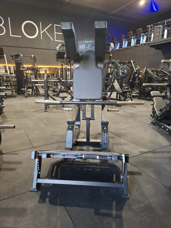 Esta máquina es una Super Squat o Hack Squat