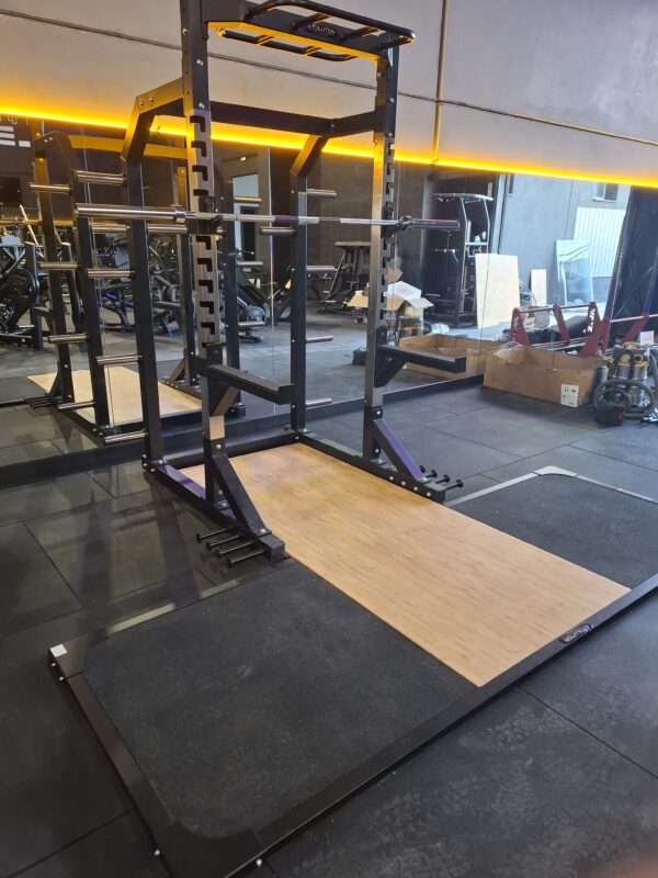 Este equipo es una jaula de potencia (o power rack) con plataforma de levantamiento incorporada