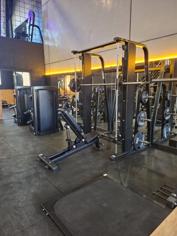 Maquina Smith o multipower, un equipo de entrenamiento de fuerza